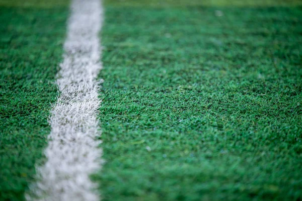 Voetbalveld met witte lijn — Stockfoto