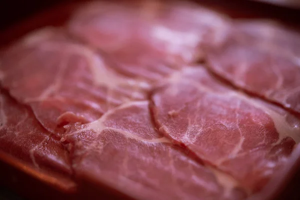 Fette di carne di maiale cruda sul piatto — Foto Stock