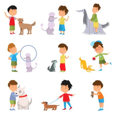 Bir grup çocuk oyun oynuyor, yürüyor ve köpekleri eğitiyor.