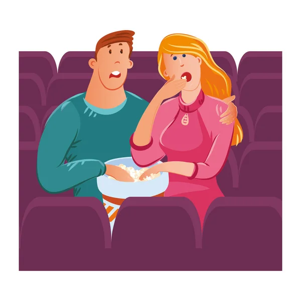 Linda pareja de hombres y mujeres sentados en el cine con palomitas de maíz. Hombre abrazando a mujer cariñosamente. Ilustración vectorial en estilo plano de dibujos animados . — Vector de stock