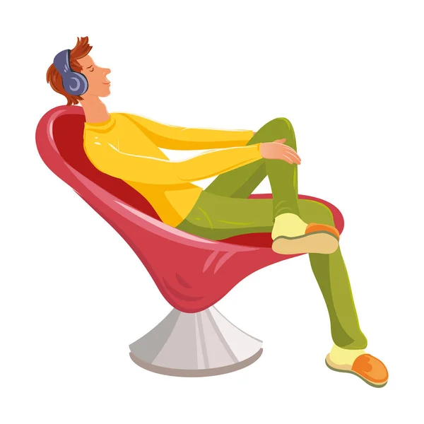 Der junge Mann sitzt auf dem roten Sessel, trägt Kopfhörer und hört Musik. Vektor bunte Illustration im Cartoon-Stil — Stockvektor