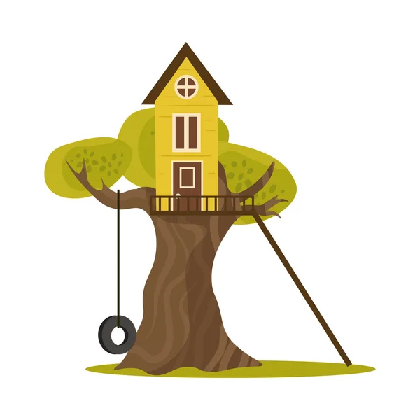 Linda pequeña casa del árbol con escaleras y columpio de neumáticos. Ilustración vectorial en estilo plano de dibujos animados — Vector de stock