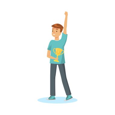 Gülümseyen çocuk ilk ödülü elde tutuyor.