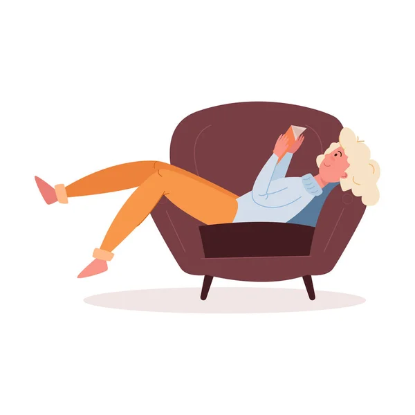 Linda chica rubia acostada en el sillón con un teléfono inteligente en la mano. Vector colorido ilustración en estilo de dibujos animados — Archivo Imágenes Vectoriales