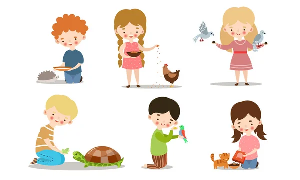 Conjunto de crianças alimentando e cuidando de animais selvagens e animais de estimação. Ilustração vetorial em estilo de desenho animado plano . —  Vetores de Stock