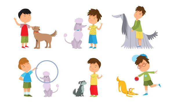 Conjunto de chicos jugando, paseando y entrenando perros. Ilustración vectorial en estilo plano de dibujos animados . — Vector de stock