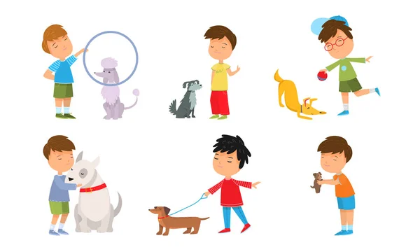 Conjunto de chicos jugando, paseando y entrenando perros. Ilustración vectorial en estilo plano de dibujos animados . — Vector de stock