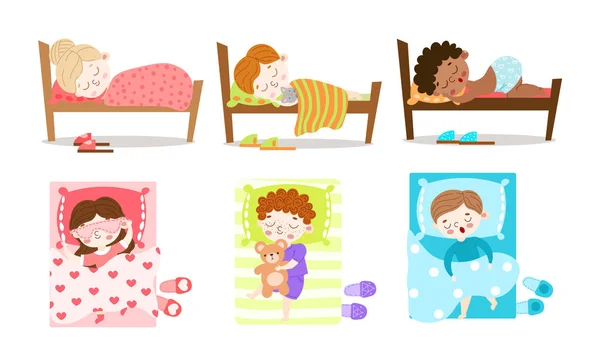 Conjunto de crianças felizes dormindo em camas ilustração vetorial — Vetor de Stock