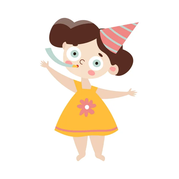 Menina bonito feliz de cabelos castanhos em boné de aniversário com apito de festa. Ilustração vetorial em estilo de desenho animado plano . —  Vetores de Stock