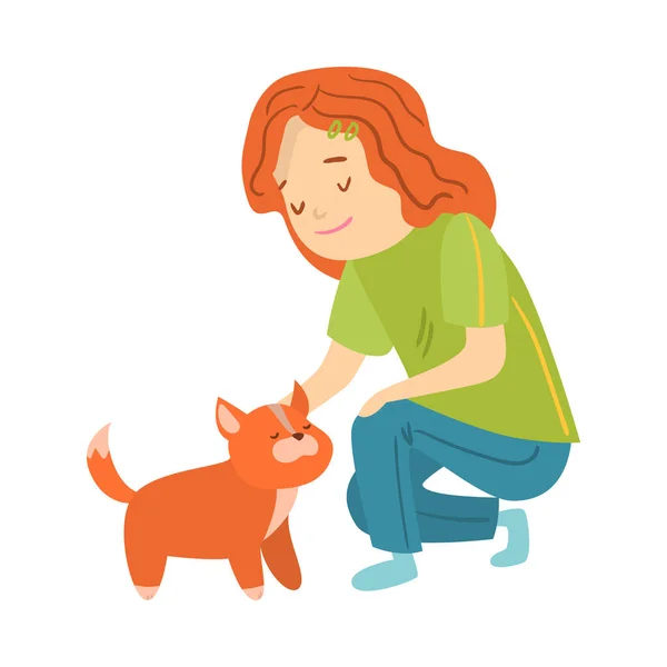 Ragazza seduta e accarezzare il suo cucciolo rosso cane vettore illustrazione — Vettoriale Stock
