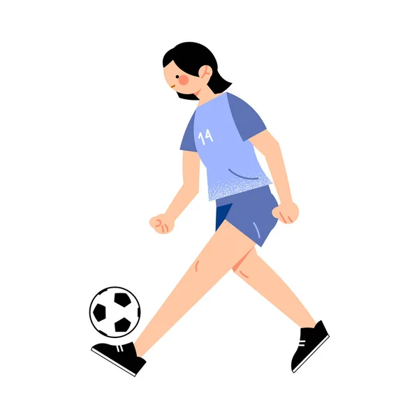 Vrouwelijke voetballer in het blauwe t-shirt slaat de bal. Vector illustratie in platte cartoon stijl. — Stockvector