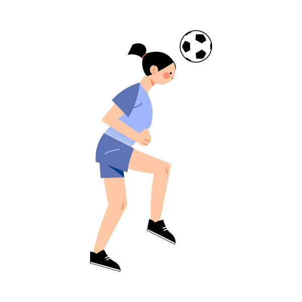 La jugadora de fútbol con la camiseta azul golpeó la pelota con la cabeza a la derecha. Ilustración vectorial en estilo plano de dibujos animados . — Vector de stock