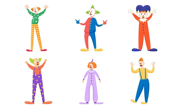 Clowns in farbenfrohen Kostümen bei Show-Vektor-Illustration — Stockvektor