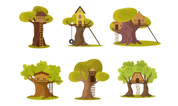 Conjunto de lindas casas de árboles pequeños. Ilustración vectorial en estilo plano de dibujos animados . — Vector de stock