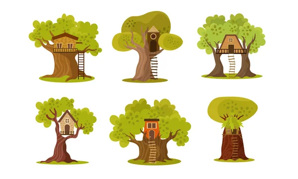 Conjunto de lindas casas de árboles pequeños. Ilustración vectorial en estilo plano de dibujos animados . — Vector de stock