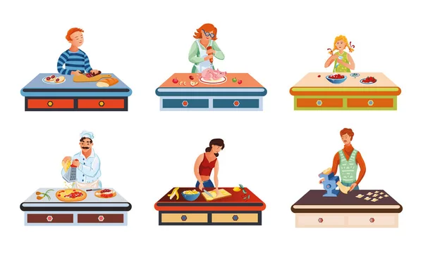 Set di persone diverse che cucinano vari alimenti sul tavolo. Illustrazione vettoriale in stile fumetto piatto . — Vettoriale Stock