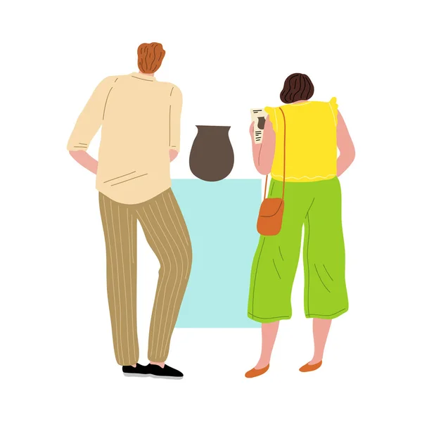Un par de hombres y mujeres de pie en una galería de arte viendo un jarrón antiguo. Ilustración vectorial en estilo plano de dibujos animados — Vector de stock