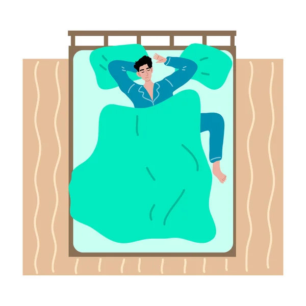 Młody mężczyzna w piżamie śpi w dużym łóżku w domu — Wektor stockowy
