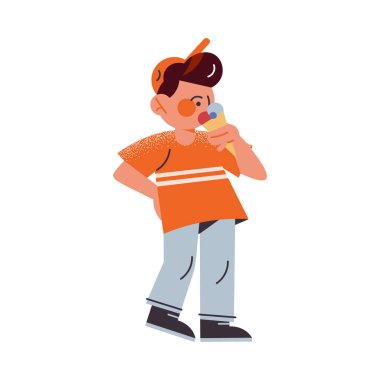 Turuncu tişörtlü, dondurma yiyen komik çocuk. Düz çizgi film tarzında vektör illüstrasyonu.