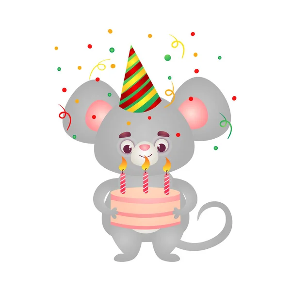 Feliz personaje gris ratón niño en la gorra de cumpleaños de pie con el pastel de cumpleaños. Ilustración vectorial en el estilo plano de dibujos animados — Vector de stock