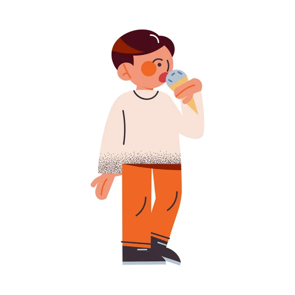 El chaval divertido en pantalones naranjas comiendo helado. Ilustración vectorial en el estilo plano de dibujos animados . — Vector de stock