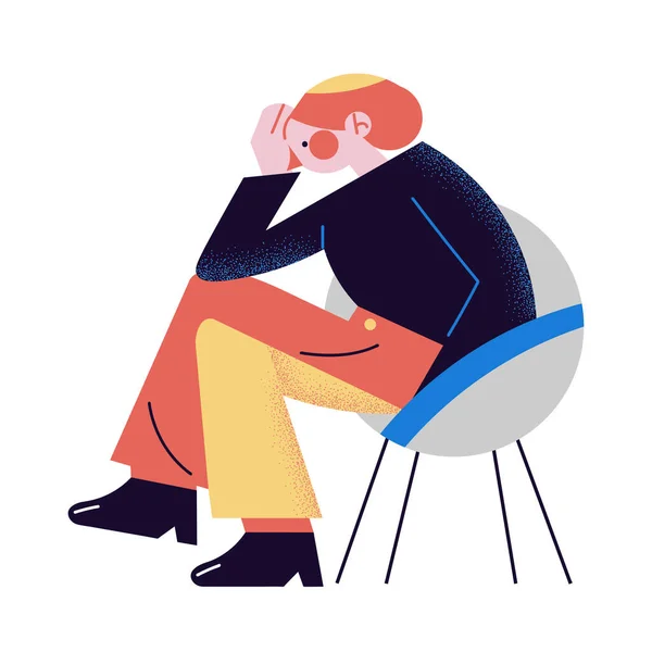 Una mujer pelirroja en pantalones coloridos pensativamente sentada en la silla gris. Ilustración vectorial en el estilo plano de dibujos animados . — Vector de stock