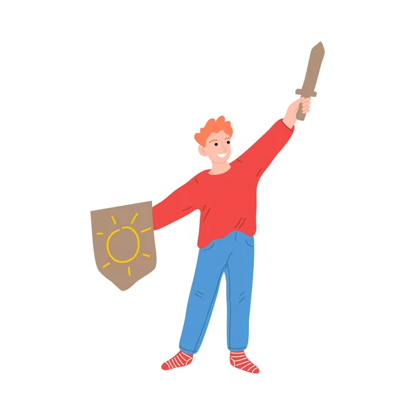 Pequeño personaje de caballero feliz con el brazo levantado sosteniendo espada y escudo de madera. Ilustración vectorial en estilo de dibujos animados . — Vector de stock