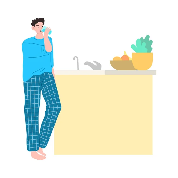 De jongeman in blauwe huiskleding staat met een glas water in de keuken. Vector illustratie in cartoon stijl. — Stockvector