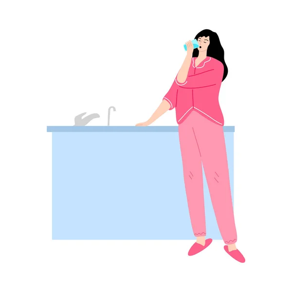 De jonge vrouw in roze huiskledij staat met een glas water in de keuken. Vector illustratie in cartoon stijl — Stockvector