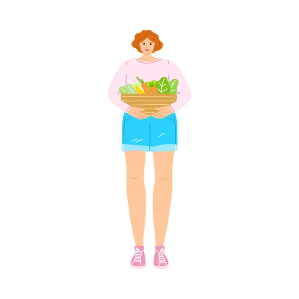 快乐的素食主义者女孩穿着粉色T恤和一篮新鲜蔬菜。卡通风格的矢量图解 — 图库矢量图片