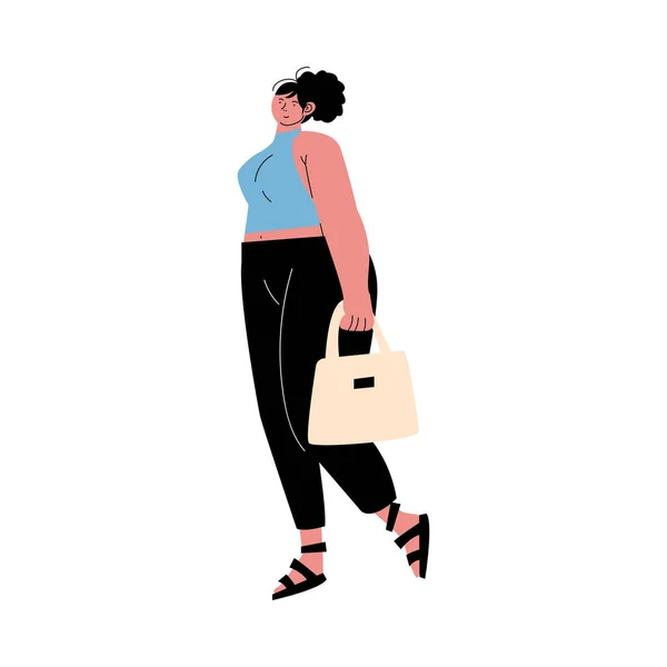 Feliz mujer de pelo negro con sobrepeso de pie en pantalones negros con el bolso. Ilustración vectorial en estilo de dibujos animados . — Vector de stock