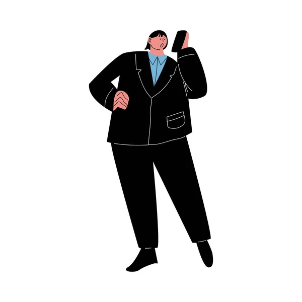 Černovlasý muž s nadváhou, stojící v černém obleku a telefonující. Vektorová ilustrace v kresleném stylu. — Stockový vektor