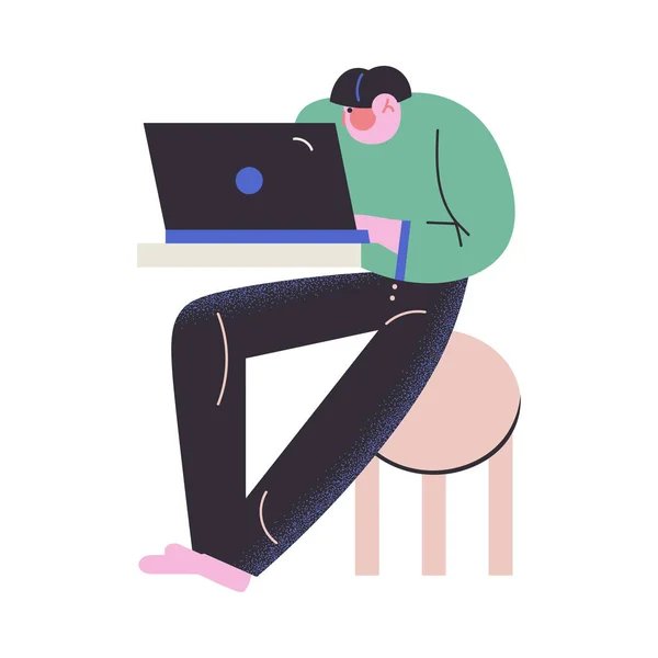 Jeune homme travaillant sur ordinateur dans l'illustration vectorielle de bureau — Image vectorielle