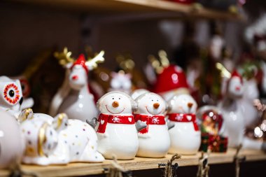 Hediyelik eşya dükkanında Kardan Adam Noel süslemesi