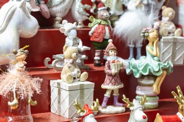 Hediyelik eşya dükkanında Noel süsleri