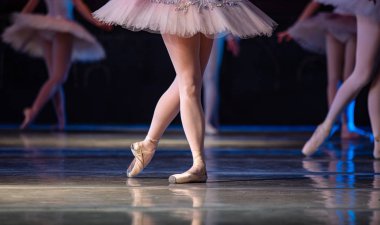 Fındıkkıran balesi. Dans eden balerinlerin yakın çekimi