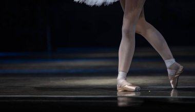 Dans eden balerinlerin yakın çekimi