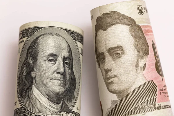 100 dolar ve 1000 Hryvnia banknotu. Franklin ve Vernadskyi karşı karşıya