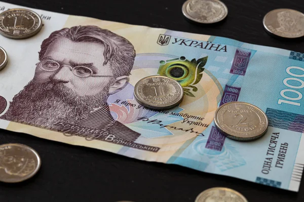 000格里夫尼亚钞票 1和2格里夫尼亚硬币 — 图库照片