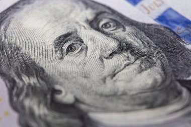  100 dolarlık banknot parçası