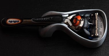Lviv, Ukrayna - 19 Şubat 2020: Gillette füzyon proglide siyah zemin üzerinde 5 jilet