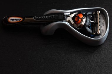 Lviv, Ukrayna - 19 Şubat 2020: Gillette füzyon proglide siyah zemin üzerinde 5 jilet