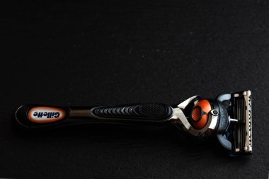Lviv, Ukrayna - 19 Şubat 2020: Gillette füzyon proglide siyah zemin üzerinde 5 jilet