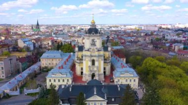 Ukrayna, Lviv 'deki St. George Katedrali' nin hava görüntüsü.