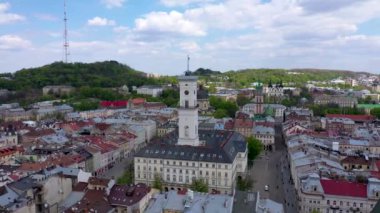 İnsansız hava aracından Lviv belediye binasına bak