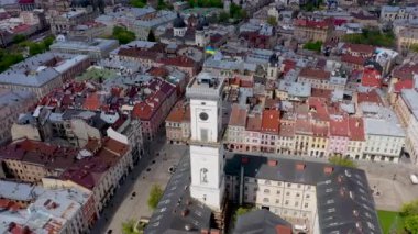 İnsansız hava aracından Lviv belediye binasına bak