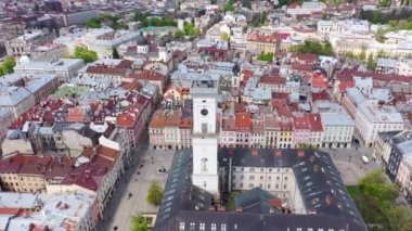 İnsansız hava aracından Lviv belediye binasına bak