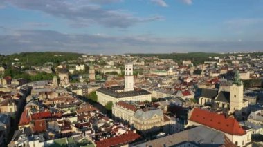 İnsansız hava aracından Lviv belediye binasına bak