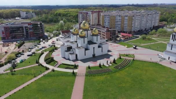 Vista Aérea Iglesia Natividad Santísima Virgen María Sykhiv Zona Residencial — Vídeo de stock