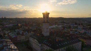 İnsansız hava aracından Lviv belediye binasına bak